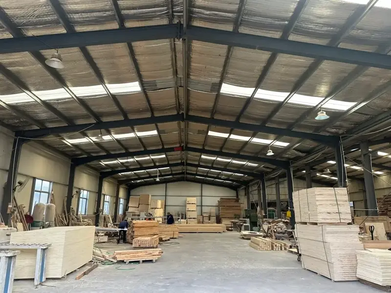 经验丰富的木工工匠正在制作出口托盘